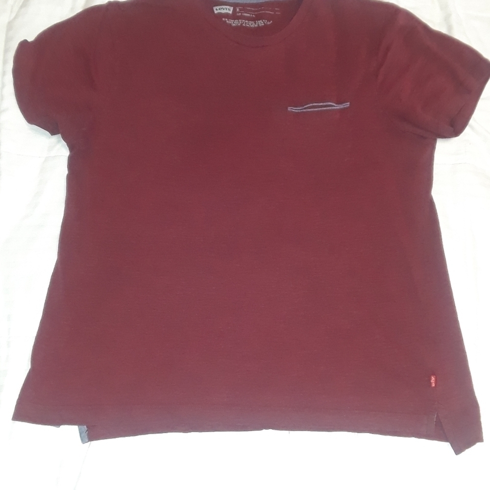 𝅺levi's  basic maroon tee with front pocket size XL